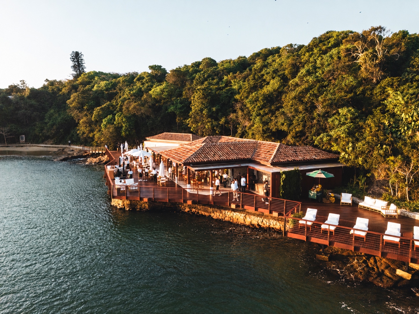 Resid Bar Nas Rocas e seu deck à beira-mar, cercados pela vegetação da Ilha Rasa
