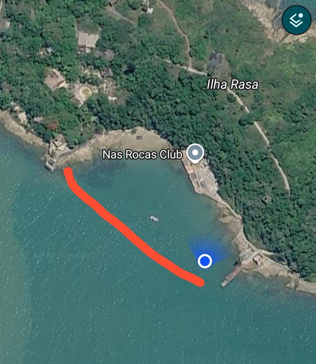 Vista da Ilha Rasa e do Nas Rocas Club, com uma marcação vermelha na área próxima à faixa de areia e aos costões